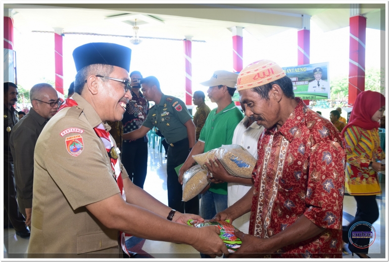 Petani Bantaeng terima benih padi dari Wakil Bupati Bantaeng, H. Muhammad Yasin (20/04).