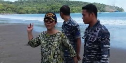 Gaya Menteri KKP saatmenyaksikan penenggelaman kapal illegal fishing Sumber: Kompas.com