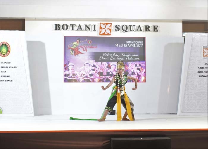 Foto 1: Salah satu penampilan tari di acara Getar Pakuan Art Festival, Botani Square Mall pada hari Sabtu, 15 April 2017