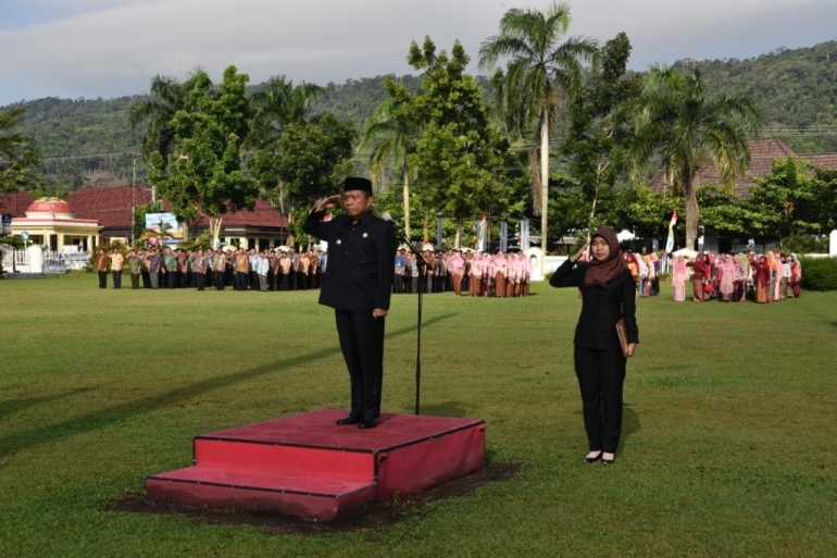 Bupati bangka Tarmizi Saat sebagai pembina upacara bendera peringatan hari Kartini (Dok.Humas Bangka)