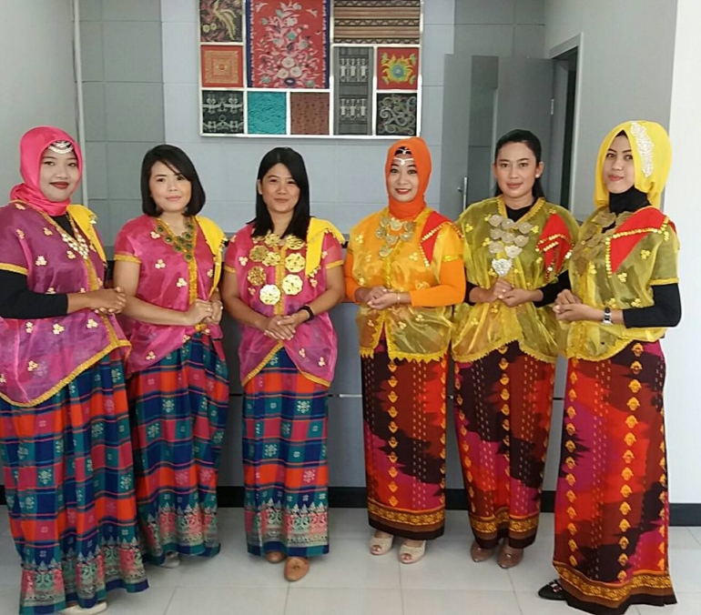 Berpakaian adat daerah Sumbawa dalam acara peringatan Hari Kartini di Taliwang, Sumbawa Barat. Foto/Dok.Susi Asrini.