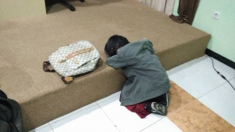 Seorang anak tertidur karena lama menunggu ibunya yang sedang menunggu pengecekan laporan. Kami juga punya keluarga. Dokpri
