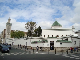 La Grande Mosquee de Paris merupakan masjid terbesar di Prancis yang pernah menjadi tempat berlindung warga Yahudi Eropa selama masa Perang Dunia II. (foto sumber: wikipedia.org)