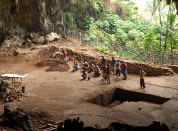 Suasana Liang Bua, tempat ditemukannya fosil manusia kerdil Flores. Photo: Wiki Commons