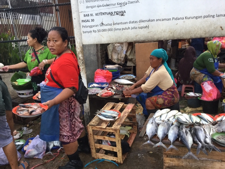 Pedagang yang tak punya kios berjualan di tepi jalan