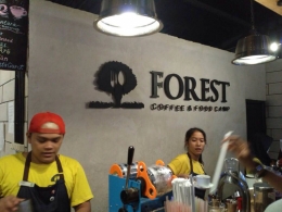 Para barista yang sedang sibuk menyajikan kopi di Forest Coffee and Food Camp (Dokumentasi Pribadi)