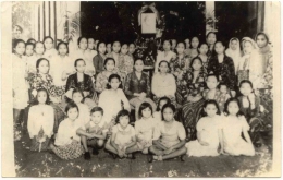Foto bersama anggota Keputrian Parindra Banjarmasin usai peringatan Hari Kartini. Peristiwa di foto diperkirakan tahun 1930-an. (Sumber foto : Wajidi Amberi)