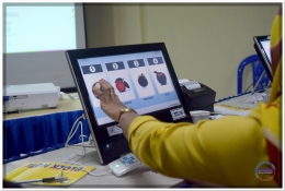 Seorang Calon Tenaga Teknis mencoba ketangguhan aplikasi e-Voting pada BIMTEK jelang Pilkades Serentak Bantaeng 2017 (22/04).