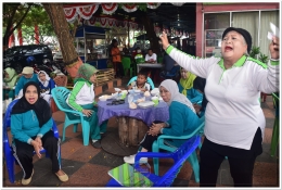 Bunda Lansia Bantaeng melantunkan lagu 