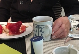 Makan kue, teh dan kuku tante yang terawat (dok.Gana)