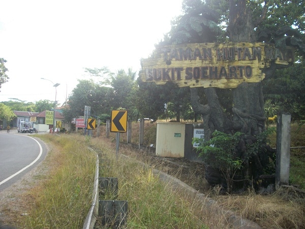 3. Gerbang Tahura Bukit Suharto Samarinda Menuju Balikpapan I Sumber : Dokumen Pribadi