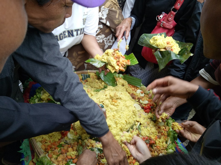 menikmati dan berebut nasi kuning bersama | Dokpri