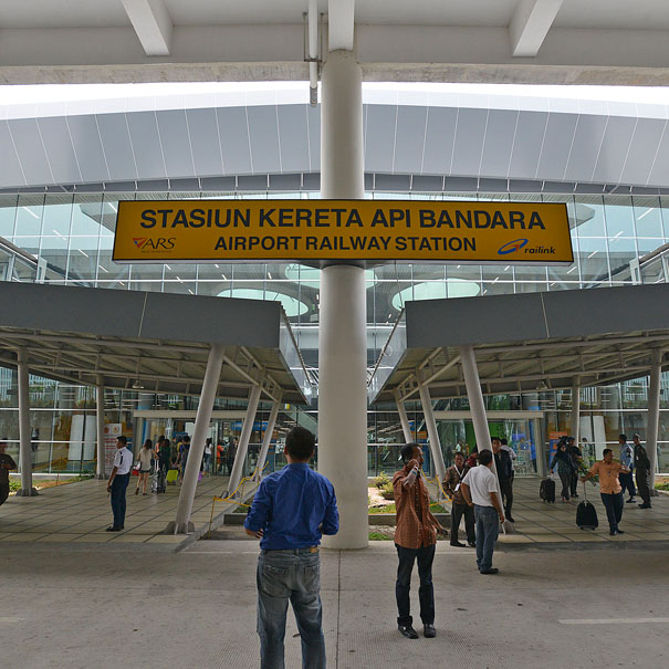 Tampilan Stasiun Kereta Api Bandara Soekarno-Hatta. Source: Hello-PET.com
