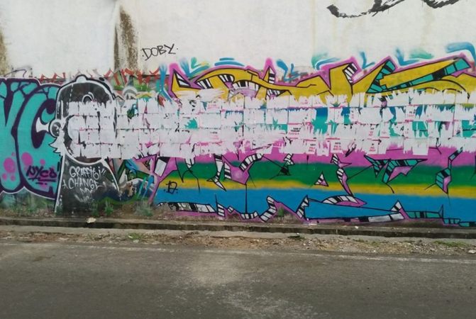 Mural di Jalan Bungur yang tertutup pamlet (foto: dok pri)