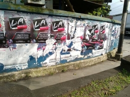 Mural di Jalan Osamaliki raib tertutup poster reklame (foto: dok pri)
