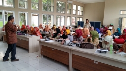 Isson Khairul (depan) memandu workshop bersama Thamrin Sonata (belakang) yang diikuti 34 wanita dari Dharma Wanita Dinas Pendidikan dan Kebudayaan (Disdikbud) Kabupaten Cianjur. Semua antusias untuk menjadi penulis. Foto: arum sato