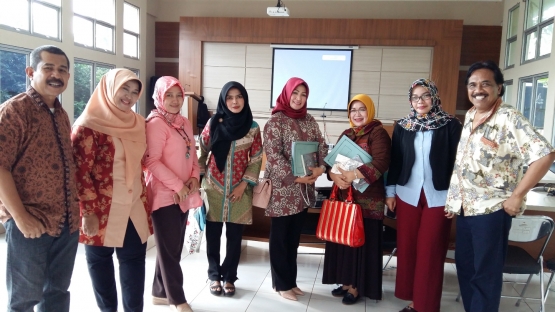 Dari kiri ke kanan: Isson Khairul, Nita Helida, Ade Supartini, Nani Yuningsih (Sekretaris Disdikbud Cianjur), Bu Rochman (Ketua Dharma Wanita Disdikbud Cianjur), Dede Juhaesih, Erni Wardani, dan Thamrin Sonata. Foto: arum sato