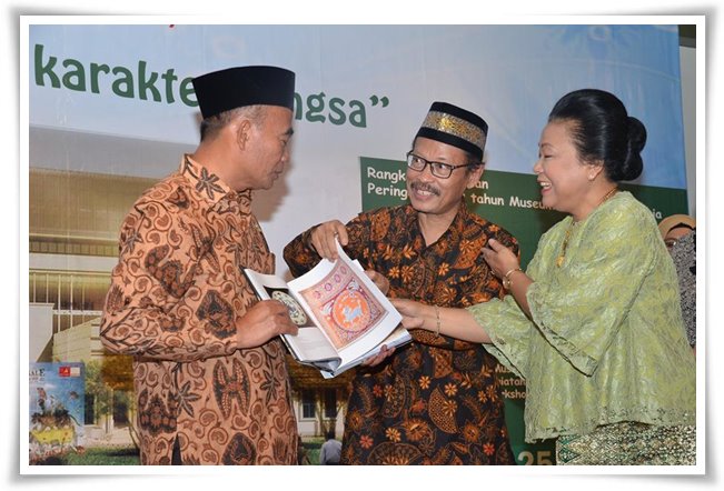 Menteri Pendidikan dan Kebudayaan mendapat kenang-kenangan buku dari Ibu Intan Mardiana dan Bapak Trigangga (Foto: museumnasional.or.id)