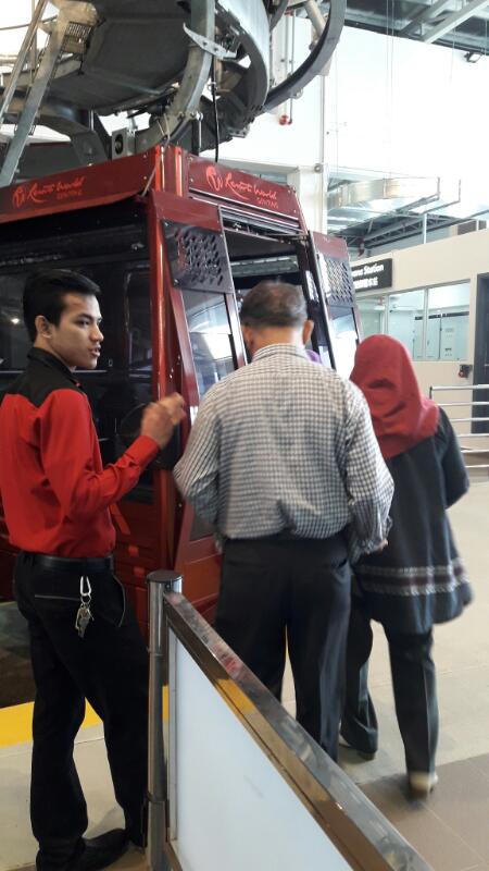 Papa, mama dan tante bersiap-siap naik gondola