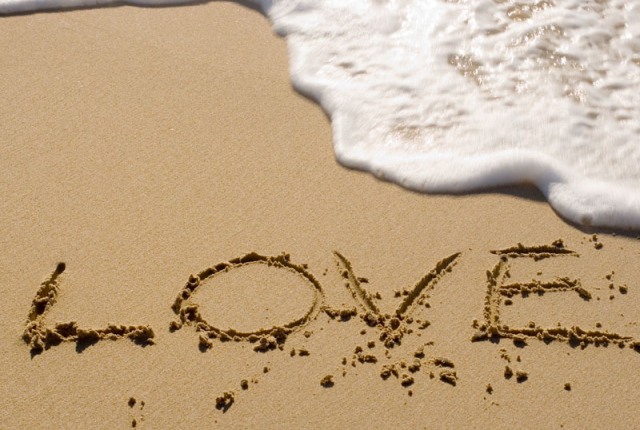 Kata cinta terlukis di pantai harapan (Foto:dewikata.blogspot.com)