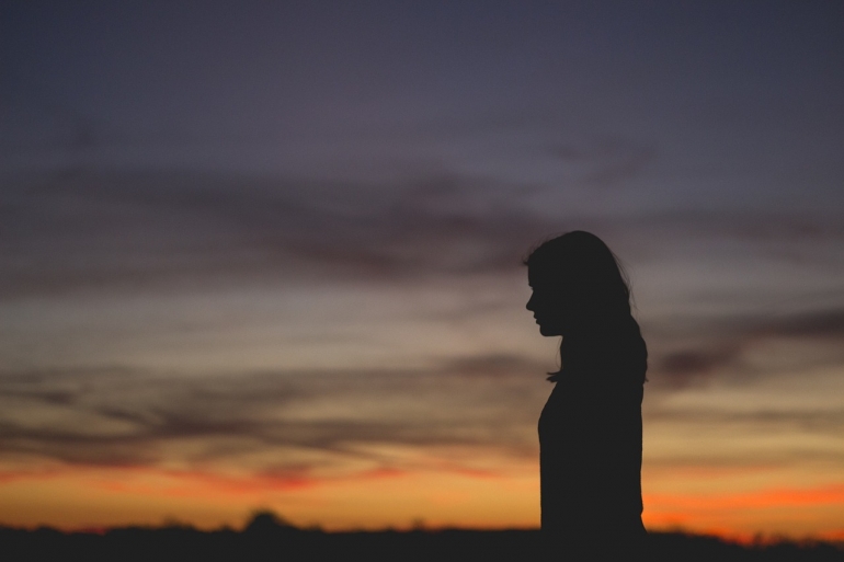 (https://pixabay.com/en/sunset-dusk-girl-woman-silhouette-690240/)