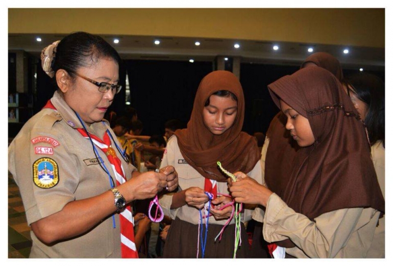 Kak Pingkan melatih cara pembuatan gelang tali. (Foto: Hamas Alrafsan, ISJ)