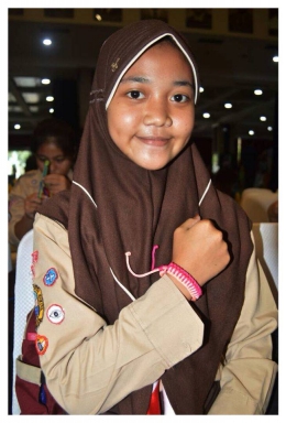 Seorang siswa SMP yang juga Pramuka Penggalang putri, memperlihatkan gelang yang berhasil dibuatnya. (Foto: Hamas Alrafsan, ISJ)