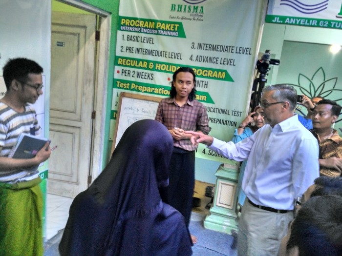 Dubes Inggris untuk Indonesia mengobrol dengan salah satu pengajar di lembaga kursus lainnya yang masih berada di kawasan Kampung Inggris, Pare, Kabupaten Kediri (foto: dok.pri.)