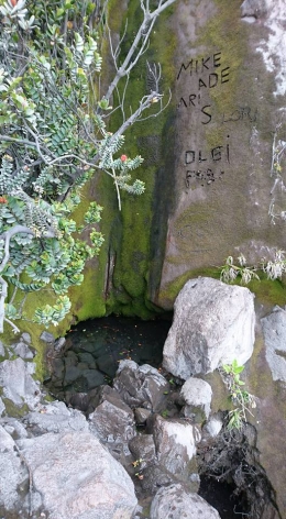 Sumber air itu, abaikan vandalismenya, diambil bulan September 2016 lalu (dokpri)