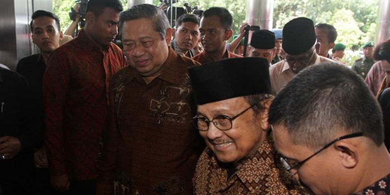 Mantan presiden Bacharuddin Jusuf Habibie dan Susilo Bambang Yudhoyono menghadiri acara peresmian gedung baru Komisi Pemberantasan Korupsi (KPK) di Jalan Kuningan Persada, Kavling C4, Jakarta Selatan, Selasa (29/12/2015).(TRIBUNNEWS / HERUDIN)