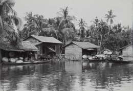 Gambar Pemukiman Masyarakat yang Menghadap Sungai Zaman Dahulu / Sumber: Google