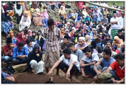 Ribuan warga antar Caci' hingga usai prosesi pemakaman di Tamona, Bantaeng (28/04).