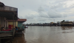 Gambar Pemukiman di Sungai Jingah Sebagian Membelakangi dan Sebagian lagi Masih Menghadap Sungai / (Dokumentasi Pribadi)