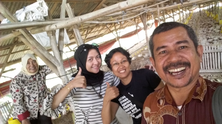 Dari kiri ke kanan: pemilik usaha, Laura, Arum Sato, dan Isson Khairul. Kami juga diajak Laura Irawati ke kandang ayam potong milik salah seorang pelaku UKM Kota Cilegon. Berkunjung ke lokasi pelaku usaha kecil menengah adalah bagian dari aktivitas Laura Irawati selaku Direktur PIWKU Kota Cilegon. Beda jenis usaha tentu beda pula aroma di lokasinya. Kalau di kandang ayam ya sudah tahu dong aromanya. Foto: isson khairul