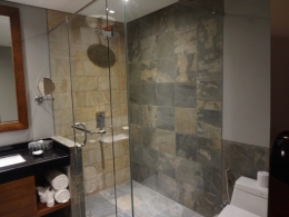 Tempat shower dengan tembok yang memberi kesan alam (Sumber: dokumen pribadi)