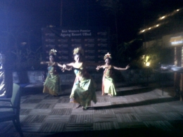 Tarian Bali pada pembukaan acara yang meriah tersebut (Sumber: dokpri)