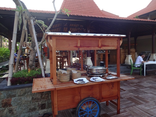 Tempat menaruh kuliner yang etnik Jawa seperti angkringan (Sumber: dokumen pribadi)