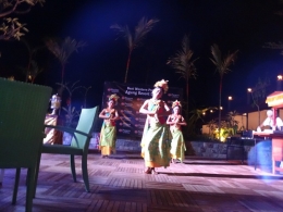 Penampilan para penari Bali pada pembukaan acara (Sumber: dokumen pribadi)