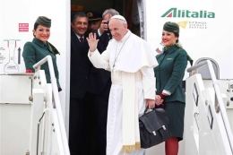 Paus masuk Pesawat Alitalia di Bandara Fiumicino, Roma, FOTO: La Presse