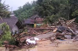 Puing rumah yang disapu banjir bandang (foto: dok relawan)