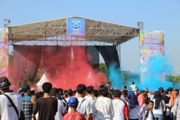 Suasana finish Kraksaan Colour Run 2017 di Stadion Gelora Merdeka Kraksaan