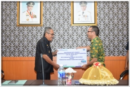 Wakil Bupati Bantaeng (kiri) terima Data Penerima JKN dari Kepala BPJS Cabang Bulukumba (kanan) di Ruang Pola Kantor Bupati Bantaeng (29/04).
