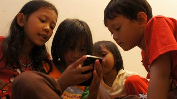 Ilustrasi, Anak gemar bermain gawai perlu orang tua bijaksana untuk mengarahkan anak. (Foto, Pos Belitung-Tribunnews.com)