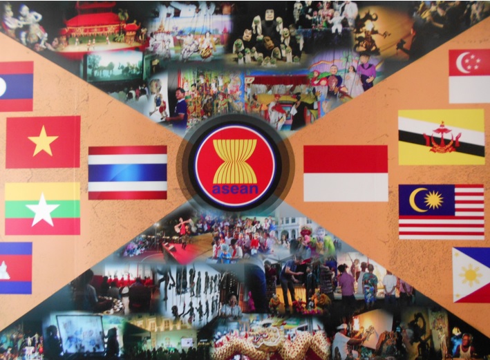 Wallpaper pada pameran ASEAN Puppet Festival yang menunjukkan kekayaan seni budaya wayang Asia Tenggara. (foto pribadi)