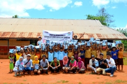 Para relawan GKM bersama anak-anak didik mereka di salah satu sekolah binaan (foto: Dokumentasi GKM