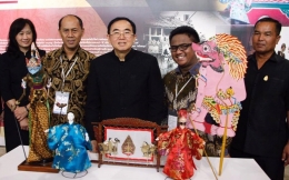 Menteri Kebudayaan Thailand (berdiri di tengah) berfoto bersama delegasi dari Indonesia di depan wayang golek dan wayang kulit yang dipamerkan. (foto pribadi)