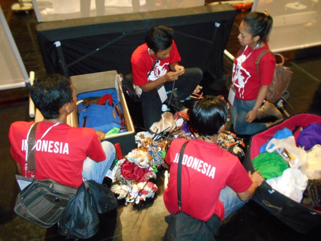 Tim Madya Pujangga dari Indonesia mempersiapkan wayang golek sebelum gladi bersih di Teater Nasional Bangkok. (foto pribadi)