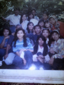Beberapa anggota Grup LGS berpose bersama, semasa kuliah di PGSD IKIP Medan tahun 1995 
