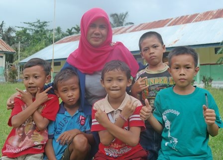 Asniwun Nopa, Koordinator Gerakan Kendari Mengajar (GKM), bersama anak-anak didiknya (foto: Dokumentasi GKM)