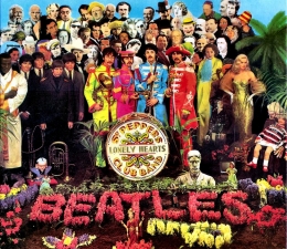 Cover Slbum The Beatles Sgt.Peppers Lonely Hearts Club Band (1967) salah satu album terbaik The Beatles yang paling berpengaruh pada industri musik dunia hingga saat ini. www.genius.com